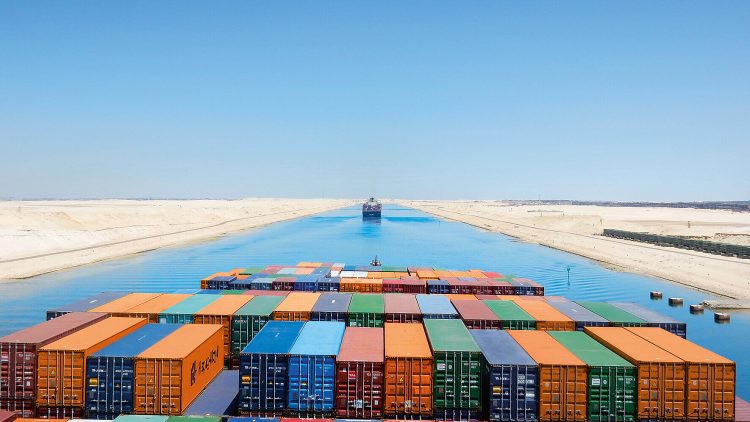 Riapre Suez, ma non per tutti