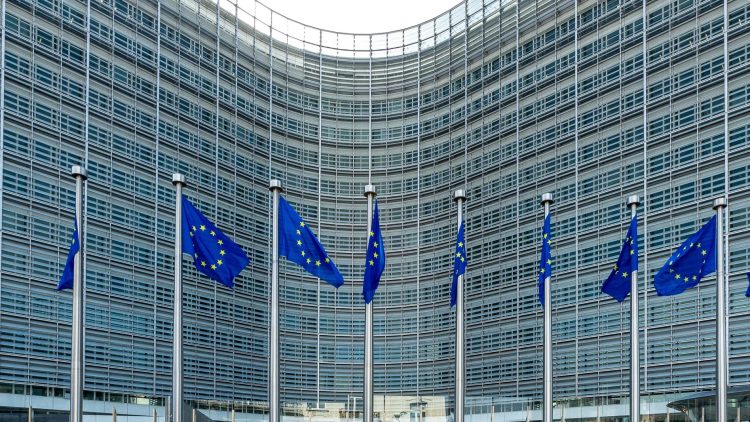 La Commissione Europea vara la nuova strategia marittima e portuale per restare competitivi